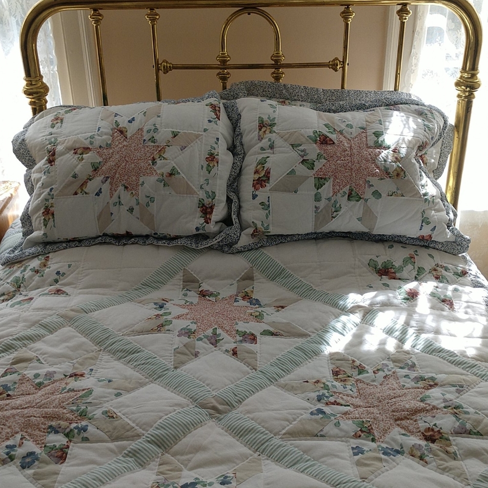 VINTAGE HAND PIECED & HAND QUILTED VINTAGE QUILT & 2 SHAMS
